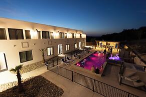 The Bentley Hotel - Palm Room - Hill Country View