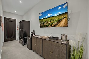 The Bentley Hotel - Palm Room - Hill Country View