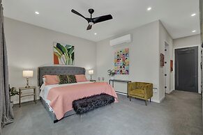 The Bentley Hotel - Palm Room - Hill Country View