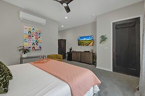 The Bentley Hotel - Palm Room - Hill Country View