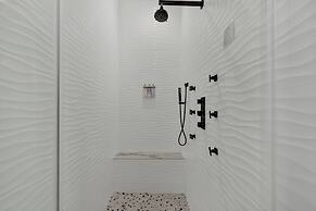 The Bentley Hotel - Marilyn Monroe Room - Hill Country View