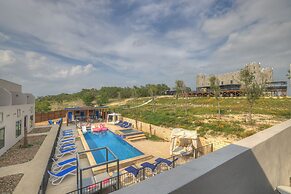 The Bentley Hotel - James Bond Suite - Pool View