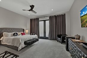 The Bentley Hotel - Bill Murray Room - Pool View