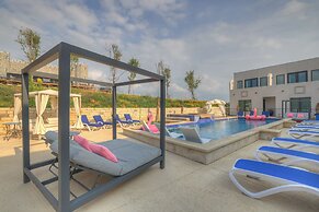 The Bentley Hotel - Bill Murray Room - Pool View