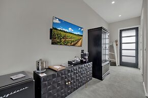 The Bentley Hotel - Bill Murray Room - Pool View