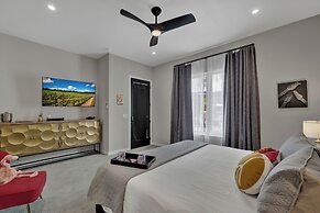 The Bentley Hotel - Beatles Room - Hill Country View