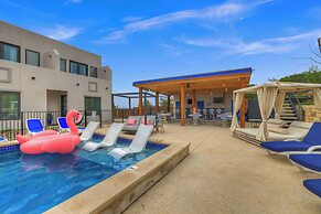 The Bentley Hotel - Beatles Room - Hill Country View