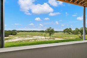 The Bentley Hotel - Beatles Room - Hill Country View
