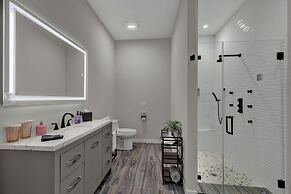 The Bentley Hotel - Beatles Room - Hill Country View