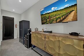 The Bentley Hotel - Beatles Room - Hill Country View