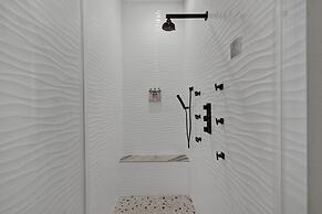 The Bentley Hotel - Beatles Room - Hill Country View