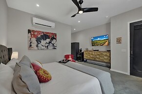 The Bentley Hotel - Beatles Room - Hill Country View