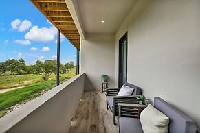 The Bentley Hotel - Beatles Room - Hill Country View