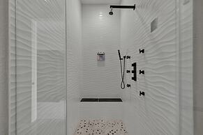 The Bentley Hotel - Popeye Room - Pool View