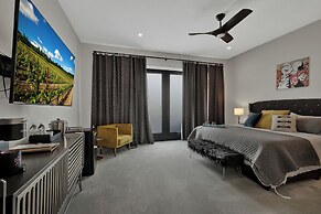 The Bentley Hotel - Popeye Room - Pool View