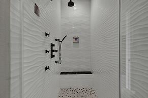 The Bentley Hotel - Elvis Room - Pool View