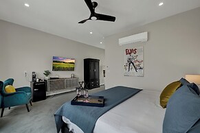 The Bentley Hotel - Elvis Room - Pool View