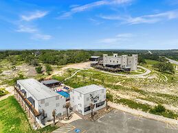 The Bentley Hotel - Clint Eastwood Room - Hill Country View