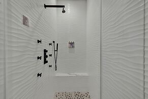 The Bentley Hotel - Clint Eastwood Room - Hill Country View