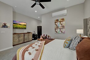 The Bentley Hotel - Clint Eastwood Room - Hill Country View