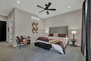 The Bentley Hotel - Clint Eastwood Room - Hill Country View