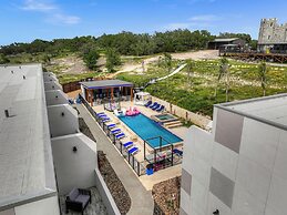 The Bentley Hotel - Clint Eastwood Room - Hill Country View