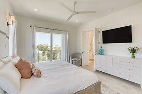 Emerald Evening by Avantstay 9bdr, Walk to Beach