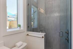 Emerald Evening by Avantstay 9bdr, Walk to Beach