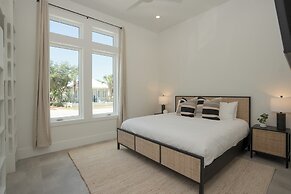 Emerald Evening by Avantstay 9bdr, Walk to Beach