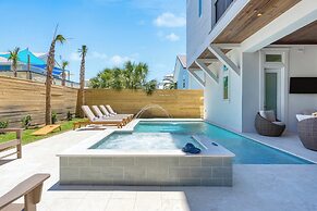 Emerald Evening by Avantstay 9bdr, Walk to Beach