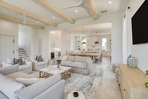 Emerald Evening by Avantstay 9bdr, Walk to Beach