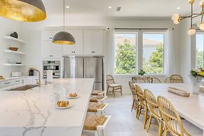 Emerald Evening by Avantstay 9bdr, Walk to Beach