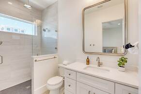 Emerald Evening by Avantstay 9bdr, Walk to Beach