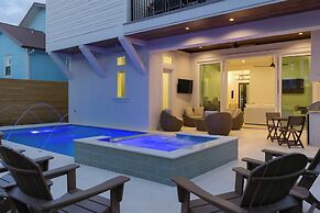 Emerald Evening by Avantstay 9bdr, Walk to Beach