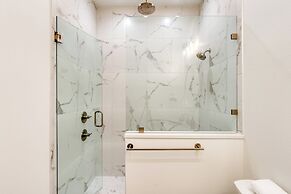 Emerald Evening by Avantstay 9bdr, Walk to Beach