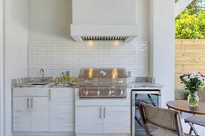 Emerald Evening by Avantstay 9bdr, Walk to Beach