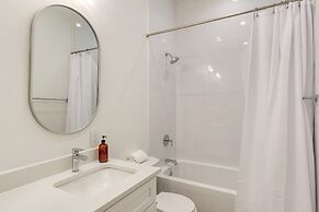 Emerald Evening by Avantstay 9bdr, Walk to Beach