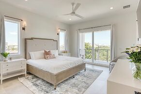 Emerald Evening by Avantstay 9bdr, Walk to Beach