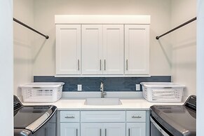 Emerald Evening by Avantstay 9bdr, Walk to Beach