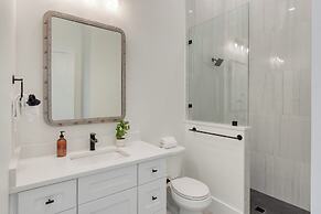 Emerald Evening by Avantstay 9bdr, Walk to Beach