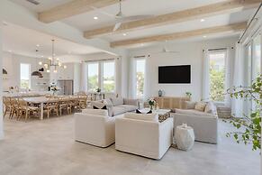 Emerald Evening by Avantstay 9bdr, Walk to Beach