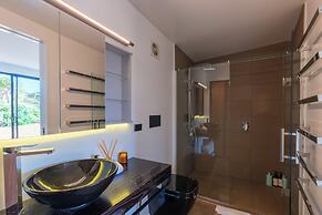 Wharetana Bay Villa with beach walkway