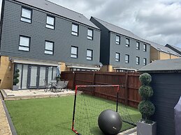 Milton Keynes Retreat - 4 Bedroom Luxury House