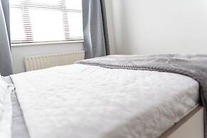 Milton Keynes Retreat - 4 Bedroom Luxury House