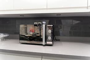 Milton Keynes Retreat - 4 Bedroom Luxury House