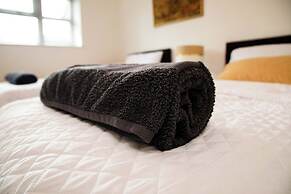 Milton Keynes Retreat - 4 Bedroom Luxury House