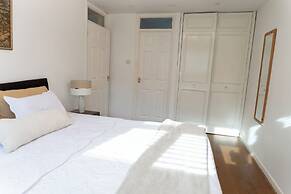 Milton Keynes Retreat - 4 Bedroom Luxury House