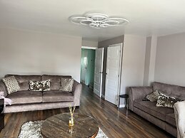 Milton Keynes Retreat - 4 Bedroom Luxury House