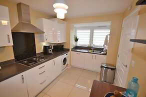 Milton Keynes Retreat - 4 Bedroom Luxury House