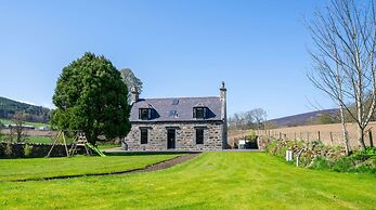 Kirkton Family Farmhouse With Hot Tub Alford Aberdeenshire